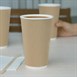 Vaso pared ondulada para bebidas calientes papel kraft Fiesta 455ml (Caja 25)