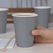 Vaso de una sola pared para bebidas calientes color carbón Fiesta 340ml (Caja 1000)
