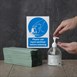 Cartel autoadhesivo tamaño A5 "Utilice el desinfectante de manos antes de entrar".
